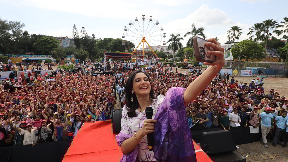 শিক্ষার্থীদের সেলফিবন্দী করছেন অভিনেত্রী সাবিলা নূর