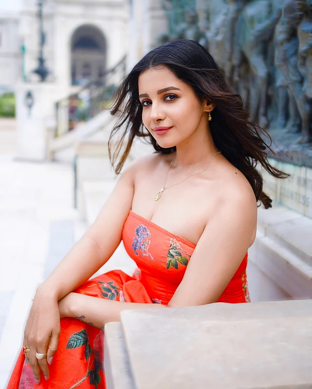 স্ট্র্যাপলেস টিউব ড্রেসে আকর্ষণ ছড়াচ্ছেন এই সুন্দরী অভিনেত্রী