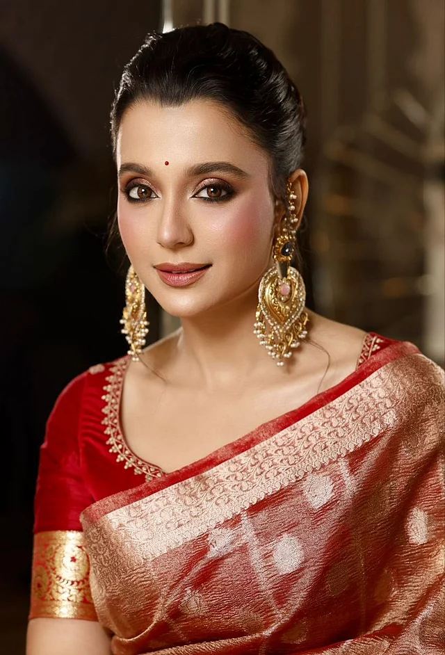 উলটে বাঁধা খোঁপায় এসেছে পরিপাটি ও অভিজাত লুক। সব মিলিয়ে সত্যিই নজর কাড়ছেন সাবিলা এই  শাড়ির লুকে।