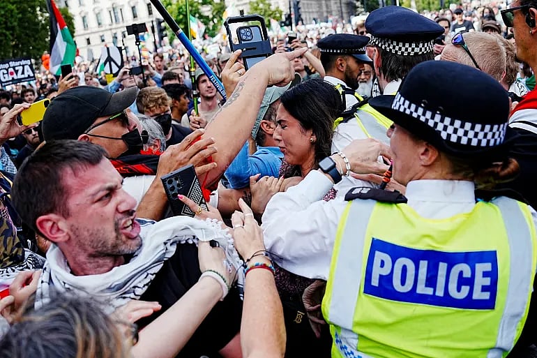 যুক্তরাজ্যে ‘প্যালেস্টাইন অ্যাকশন’ গ্রুপের বিক্ষোভ থেকে ৪ শতাধিক গ্রেপ্তার: গাজায় ৬২ ফিলিস্তিনি নিহত