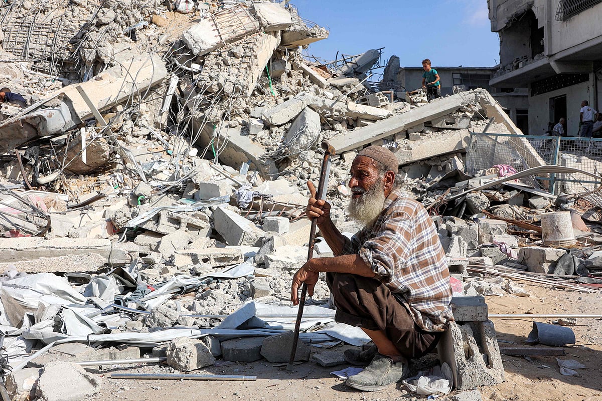 ইসরায়েলের হামলায় গুঁড়িয়ে গেল গাজা নগরীর বহুতল ভবন