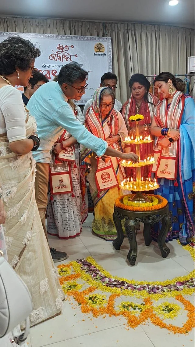 এক উৎসবমুখর পরিবেশে প্রদর্শনীর উদ্বোধন হয়েছে