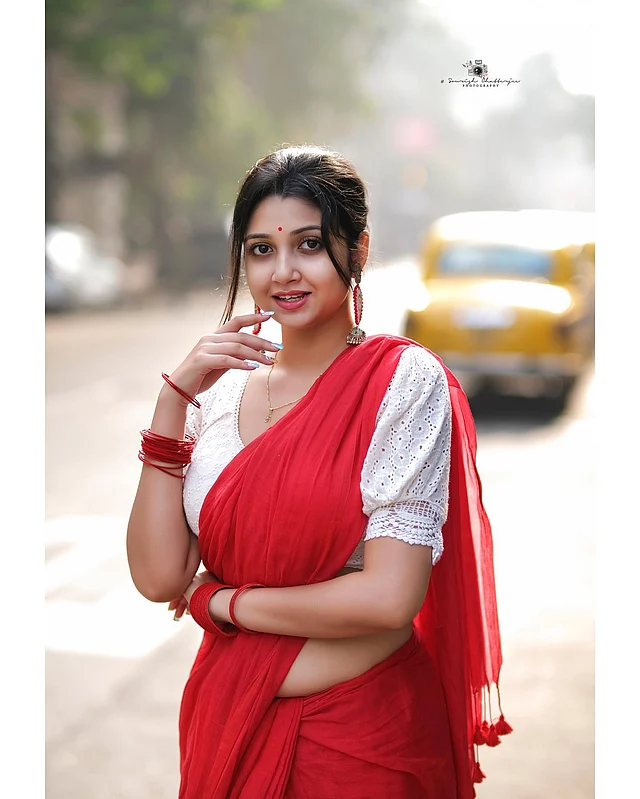 সাদামাটা শাড়ির লুকে আবেদন ছড়াতে জুড়ি নেই সৌমি ঘোষের