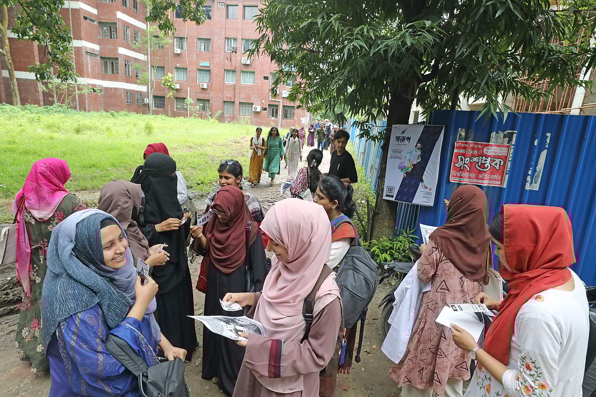 প্রার্থীদের প্রচার-প্রচারণায় মুখর ক্যাম্পাস। রসায়ন বিভাগের সামনে। 