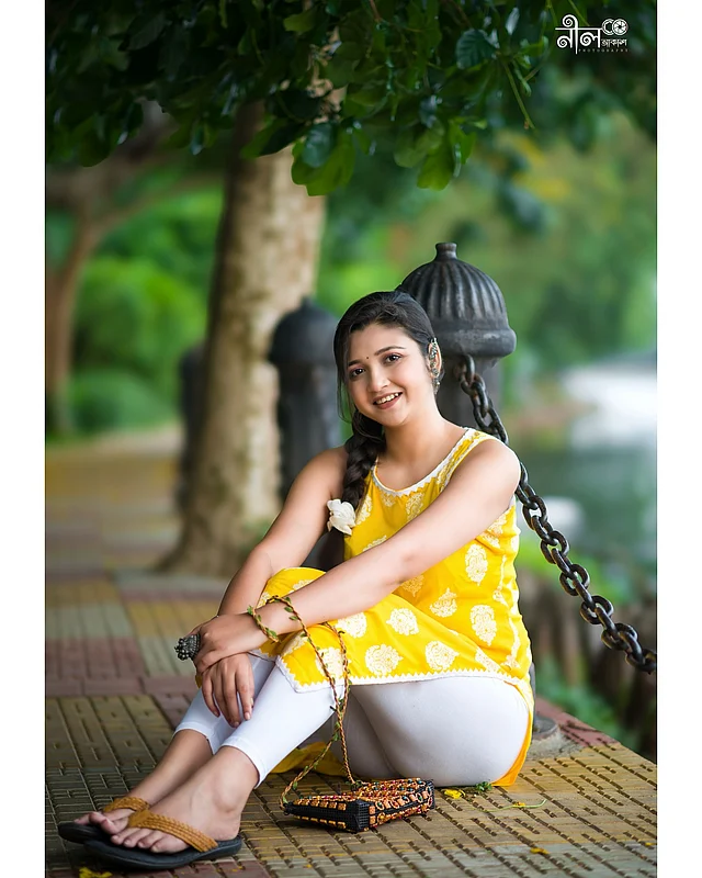হলুদ স্লিভলেস কামিজ আর সাদা লেগিংসে মিষ্টি লাগছে সৌমিকে