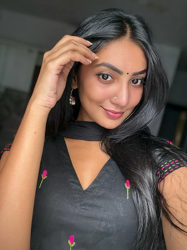 এথনিক লুকেও তিনি অনন্যা। কালো সালোয়ার–কামিজের সঙ্গে সেজেছেন কালো টিপ, আইলাইনার আর ঝুমকায়। 