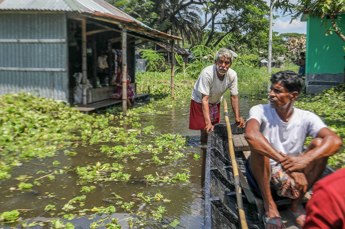 খুলনার ডুমুরিয়া উপজেলার বিল ডাকাতিয়া এলাকায় বছরজুড়ে থাকে জলাবদ্ধতা। সেখানে চলাচলের অন্যতম বাহন ডোঙা। গত শুক্রবার তোলাছবি: সাদ্দাম হোসেন