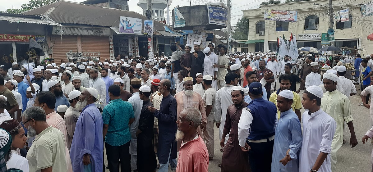 ভোলায় ইসলামী ঐক্য আন্দেলনের নেতা আমিনুল হক হত্যার আসামিদের দ্রুত গ্রেপ্তারের দাবিতে বিক্ষোভ–সমাবেশ। সোমবার দুপুরে ভোলা শহরের হাটখোলা এলাকায়ছবি: প্রথম আলো