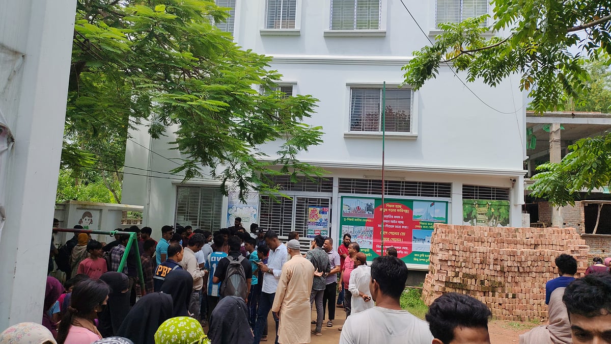 কুমিল্লা নগরের ৩ নম্বর ওয়ার্ডের কালিয়াজুরী এলাকার এই ভবনের দ্বিতীয় তলার ভাড়া বাসা থেকে মা ও তাঁর বিশ্ববিদ্যালয়পড়ুয়া মেয়ের মরদেহ উদ্ধার করা হয়েছে। আজ সোমবার সকালে তোলাছবি: প্রথম আলো