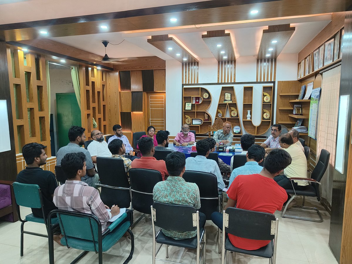 বাংলাদেশ কৃষি বিশ্ববিদ্যালয়ে কম্বাইন্ড ডিগ্রিসহ ছয়টি প্রস্তাবনার বিষয়ে বেলা সাড়ে ১১টার দিকে ছাত্রবিষয়ক উপদেষ্টার কক্ষে আলোচনায় আন্দোলনকারীরাছবি: প্রথম আলো