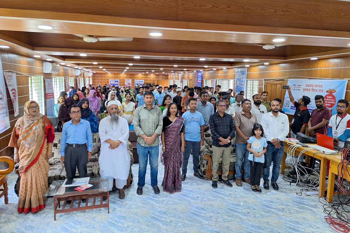 ঝালকাঠি সরকারি কলেজে জাতীয় সংগীত পরিবেশনের মাধ্যমে অনুষ্ঠান শুরু হয়। আজ সোমবারছবি: প্রথম আলো