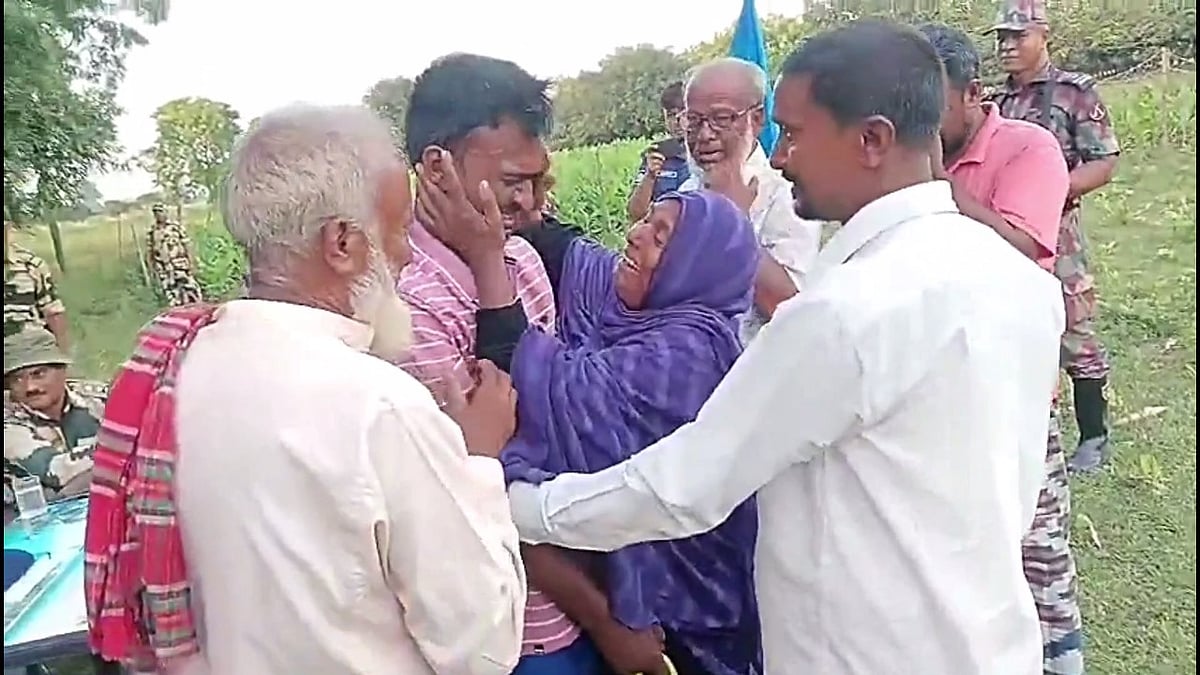 নিখোঁজ থাকার পর জাকিরকে খুঁজে পেয়ে আপ্লুত হয়ে পড়েন তাঁর মা ও স্বজনেরা। গতকাল শিবগঞ্জ উপজেলার সিংনগর সীমান্ত এলাকায়ছবি: সংগৃহীত