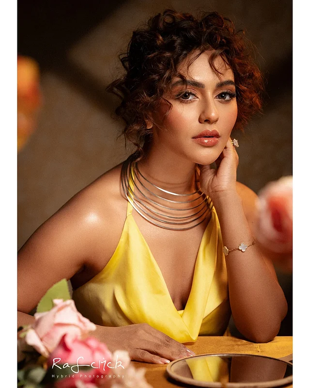 হলুদ রঙের হল্টারনেক টপ পরেছেন অভিনেত্রী। বিশেষ আকর্ষণ কাড়ছে তাঁর হেয়ারস্টাইল। একদম ভিন্ন আমেজে ধরা দিয়েছেন তিনি কোঁকড়া চুলের লুকে