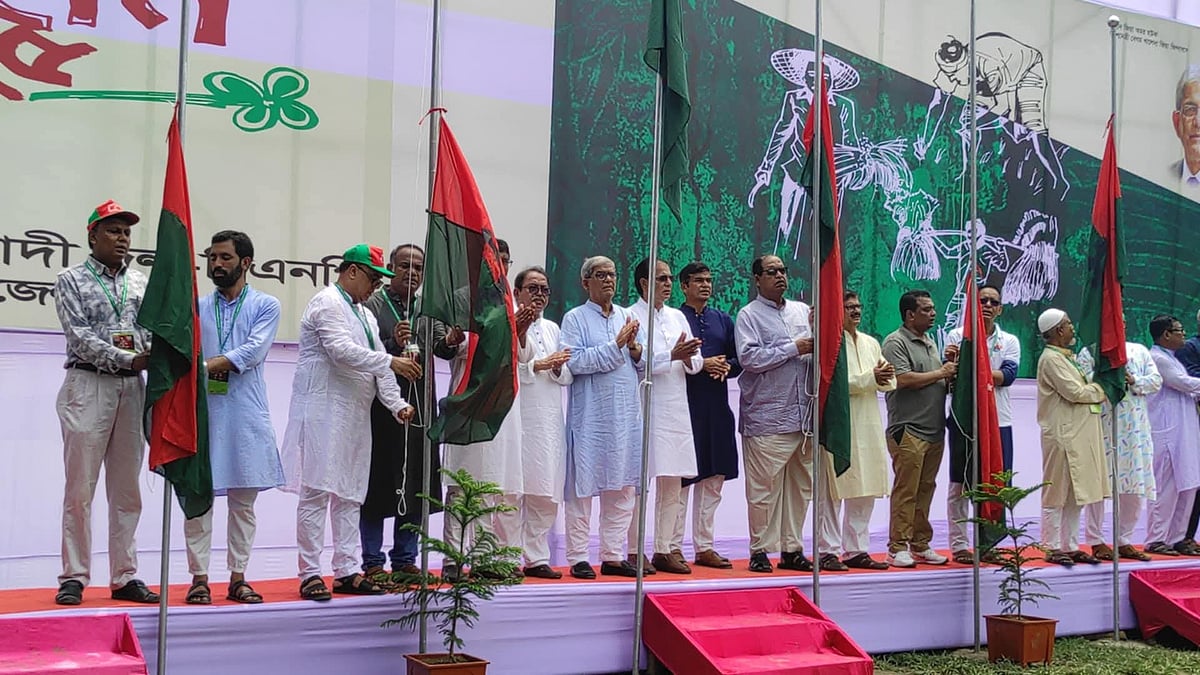 ঠাকুরগাঁও জেলা বিএনপির সম্মেলনে বক্তব্য দেন বিএনপির মহাসচিব মির্জা ফখরুল ইসলাম আলমগীর। আজ সোমবার ঠাকুরগাঁও বালক উচ্চবিদ্যালয়ের বড়মাঠেছবি : প্রথম আলো