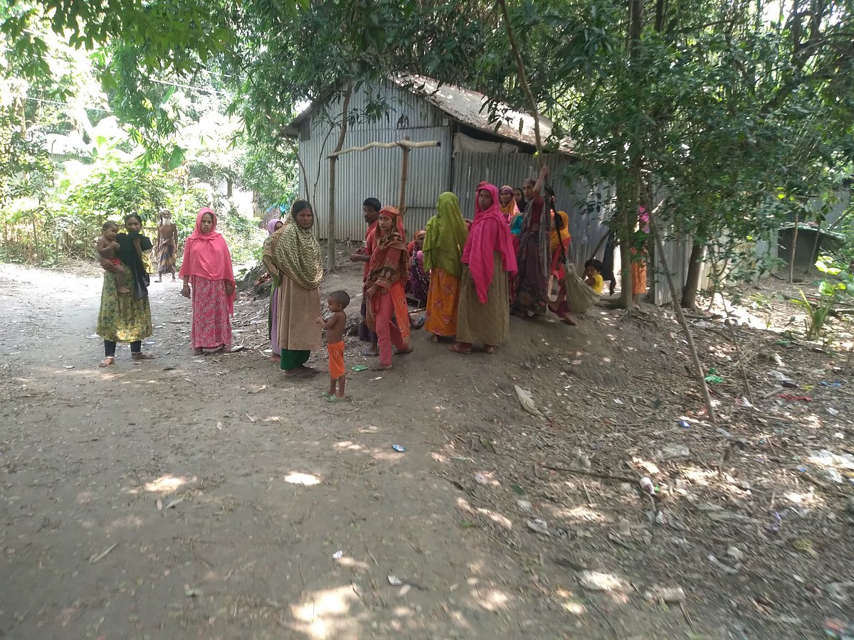 নিহত শাওন রেজার বাড়ি সিরাজগঞ্জের কামারখন্দ উপজেলার ডিডি শাহবাজপুর গ্রামে নিকটাত্মীয় ও প্রতিবেশীরা এসেছেনছবি: প্রথম আলো