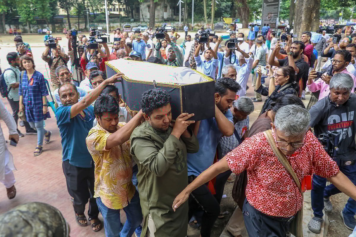 বদরুদ্দীন উমরের কফিন শহীদ মিনারে আনা হচ্ছে।