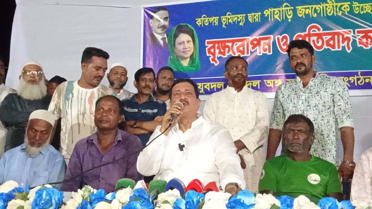 সমাবেশে কথা বলছেন বিএনপির চেয়ারপারসনের উপদেষ্টা মিজানুর রহমান মিনু। আজ সোমবার সন্ধ্যায় রাজশাহী নগরের মোল্লাপাড়া এলাকায়ছবি: প্রথম আলো