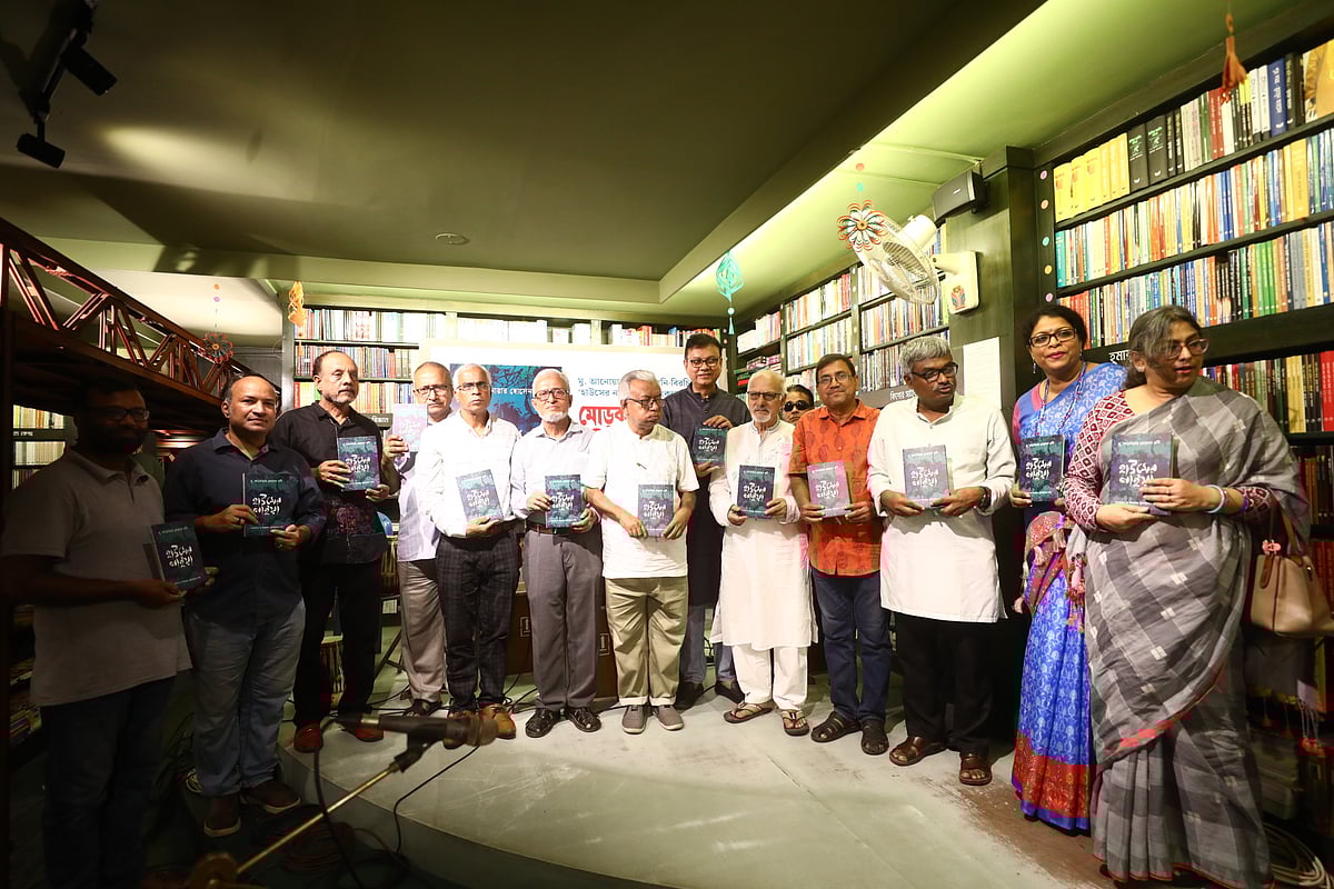 মু. আনোয়ার হোসেন রচিত 'হাউসের নাইয়া' গীতিসংকলনের মোড়ক উন্মোচন করছেন অতিথিরা। আজ সন্ধ্যায় সিলেট নগরের জিন্দাবাজার এলাকায়ছবি: আনিস মাহমুদ