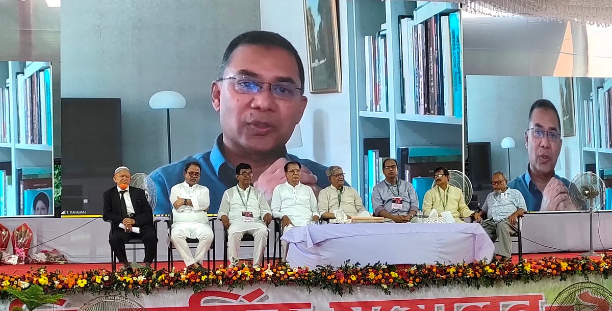 ঠাকুরগাঁও জেলা বিএনপির সম্মেলনে ভার্চ্যুয়ালি সংযুক্ত হয়ে প্রধান অতিথির বক্তব্য দেন দলের ভারপ্রাপ্ত চেয়ারম্যান তারেক রহমান। আজ সোমবার কুরগাঁও সরকারি বালক উচ্চবিদ্যালয়ের বড় মাঠেছবি: প্রথম আলো