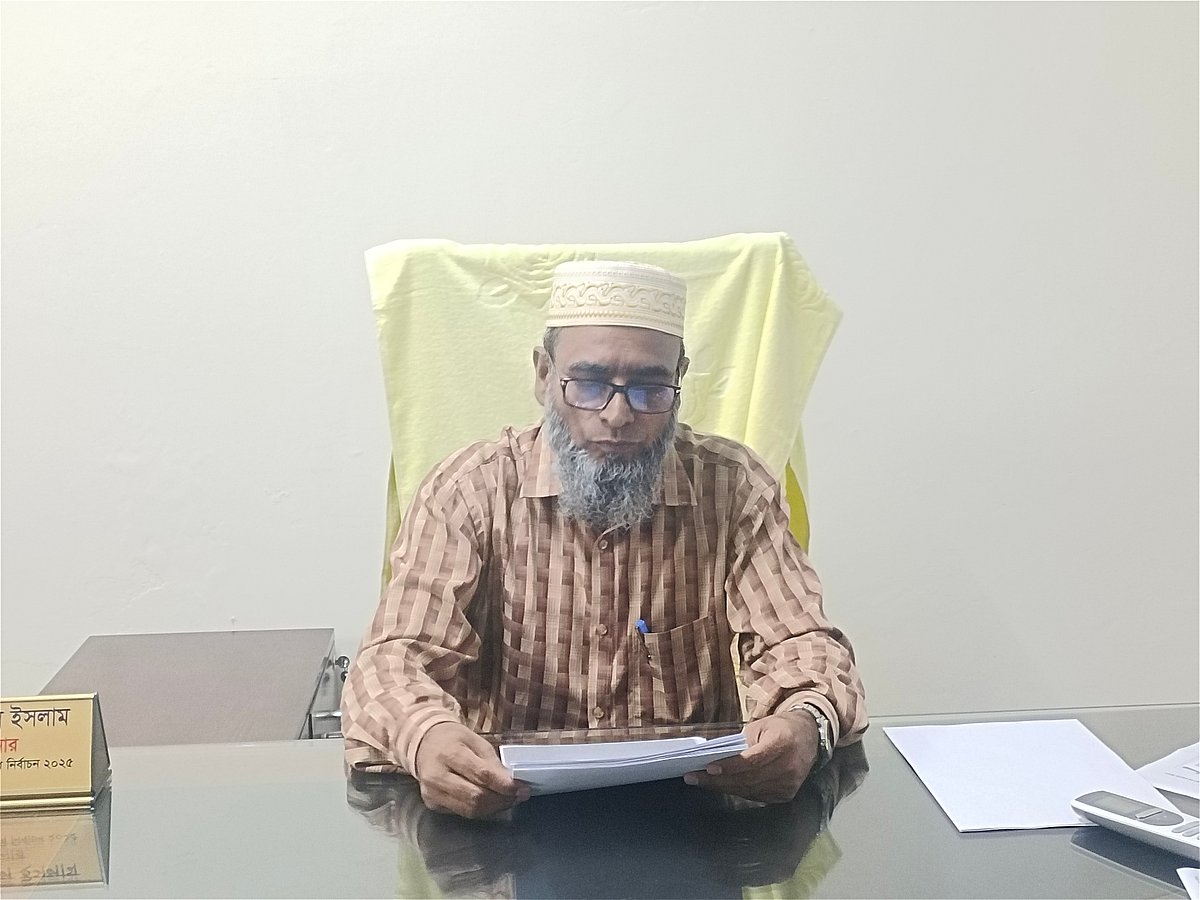 মনোনয়নপত্র দাখিলের সময়সীমা শেষ হওয়ার পর ব্রিফিং করেন রাকসুর প্রধান নির্বাচন কমিশনার অধ্যাপক এফ নজরুল ইসলাম। গতকাল রোববার রাতে রাকসুর কোষাধ্যক্ষের কার্যালয়েছবি : প্রথম আলো