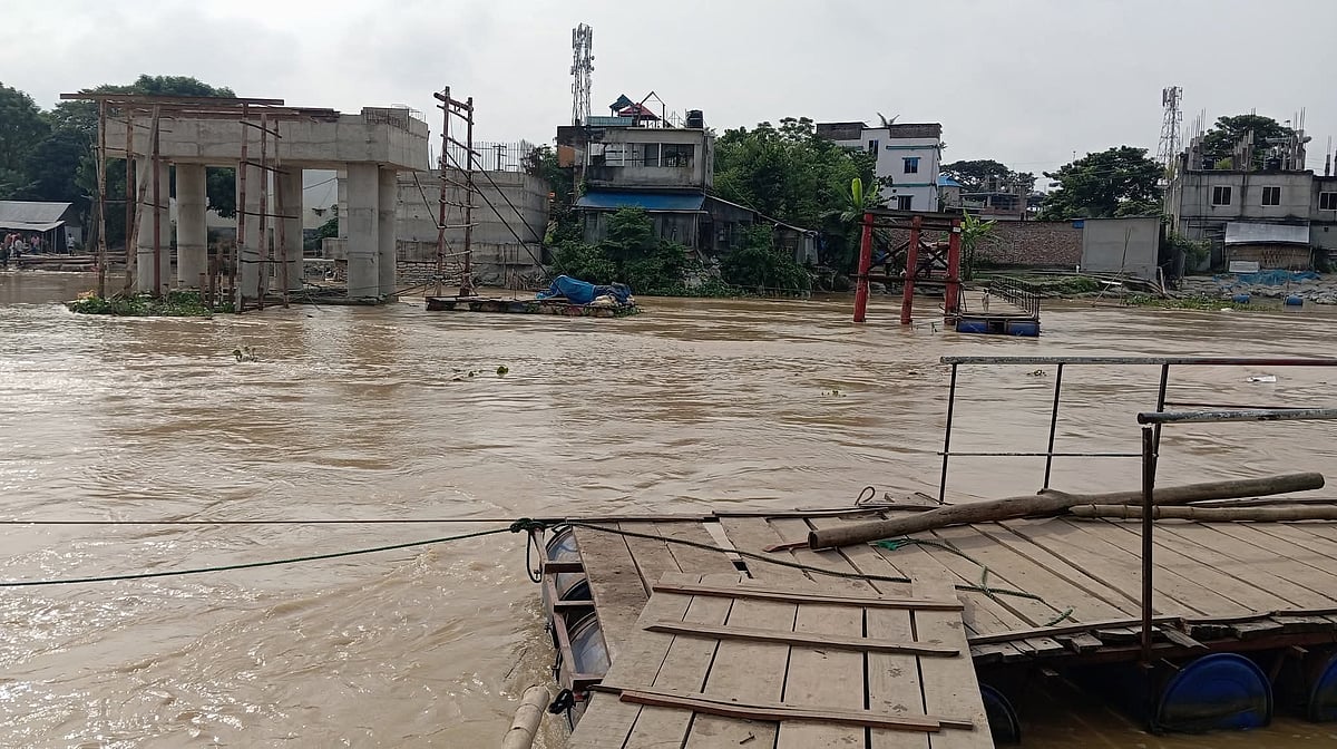 কুমিল্লার তিতাস উপজেলায় গোমতী নদীর আসমানিয়া এলাকায় প্রবল স্রোতে কাঠের ভাসমান সেতু ভেঙে যোগাযোগ বিচ্ছিন্ন হয়ে গেছে। এতে ৪৩টি গ্রামের বাসিন্দারা ব্যাপক ভোগান্তিতে পড়েছেনছবি: প্রথম আলো