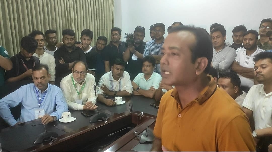 ছাত্রদলের সভাপতি রাকিবুল ইসলাম ও সাধারণ সম্পাদক নাছিরউদ্দিনের নেতৃত্বে সংগঠনের একটি প্রতিনিধিদল উপাচার্যের কাছে ডাকসু নির্বাচনে কারচুপির অভিযোগ করেছেন। আজ মঙ্গলবার বিকেল সাড়ে ৫টার দিকে