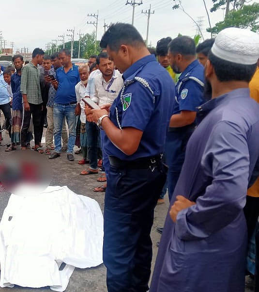 ফেনীর দাগনভূঞায় সড়ক দুর্ঘটনায় এনজিও কর্মকর্তার মৃত্যুর পর ঘটনাস্থলে পুলিশ ও পথচারীদের ভিড়। আজ সকালে দাগনভূঞার তুলাতলী এলাকায়ছবি: সংগৃহীত