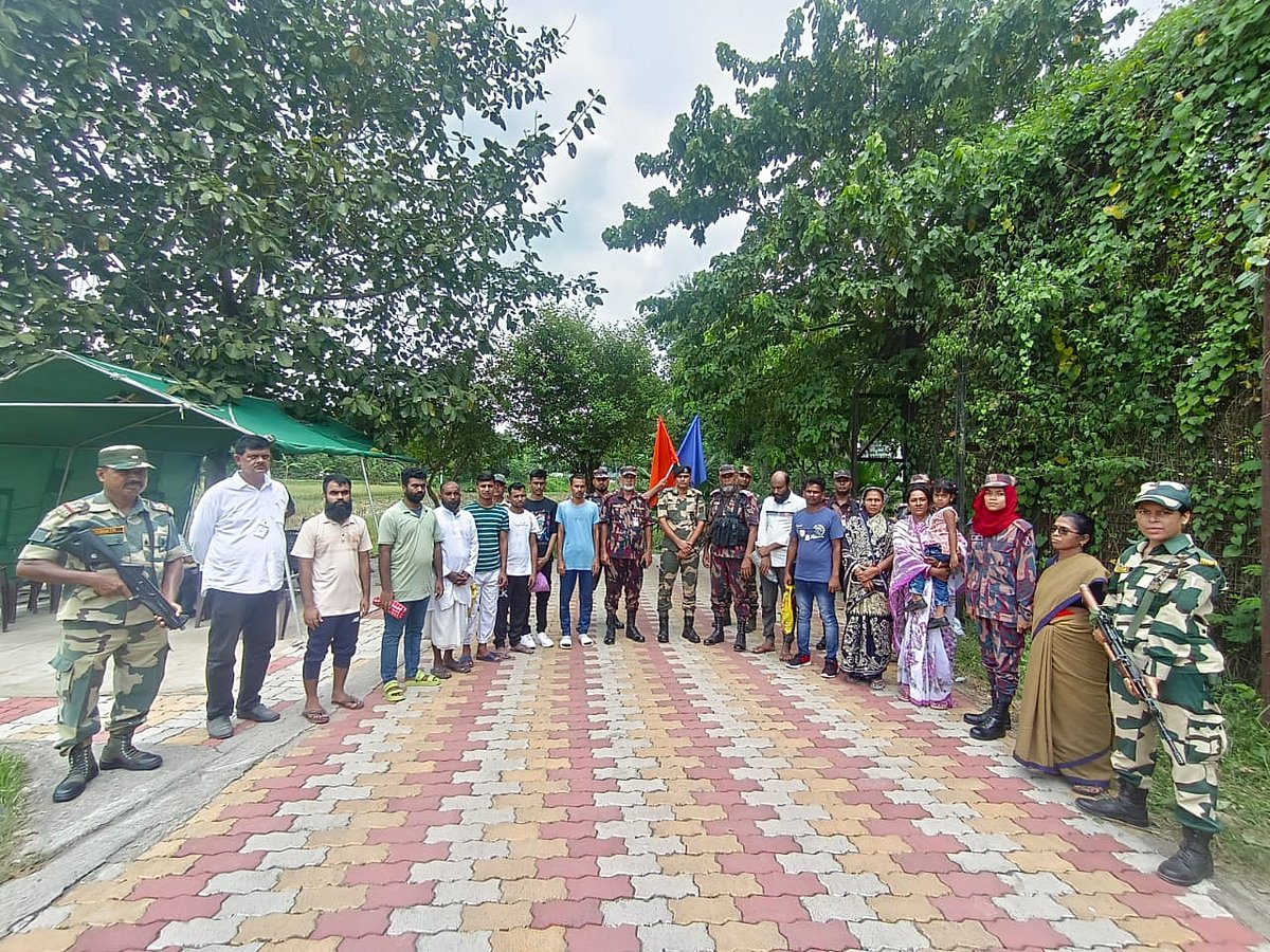 চুয়াডাঙ্গার দর্শনা সীমান্তে বিজিবি-বিএসএফ পতাকা বৈঠক শেষে ১২ বাংলাদেশিকে হস্তান্তর করে বিএসএফ। আজ মঙ্গলবার দুপুরে সীমান্তের শূন্যরেখায়ছবি: বিজিবির সৌজন্যে