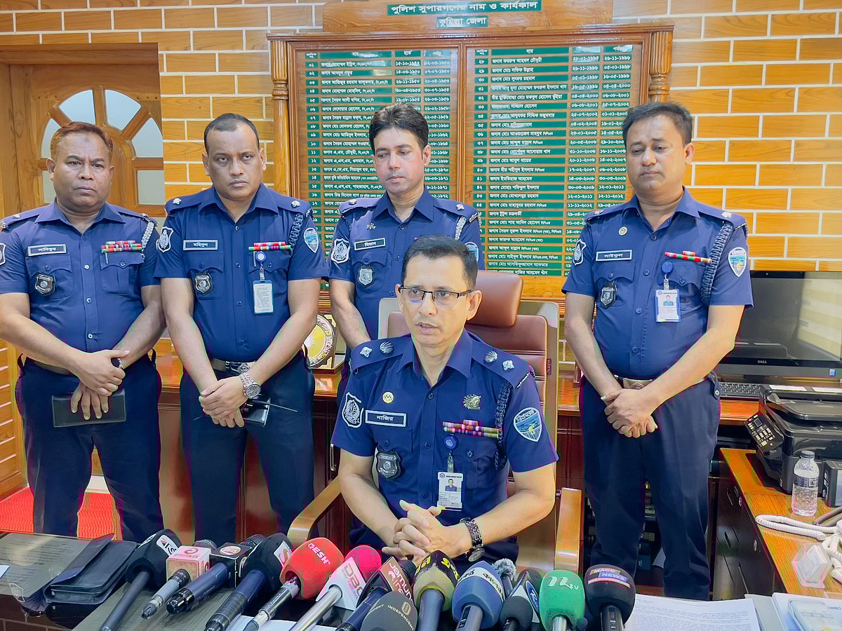 কুমিল্লা বিশ্ববিদ্যালয়ের শিক্ষার্থী ও তাঁর মায়ের হত্যাকাণ্ডের ঘটনায় পুলিশ সুপার মোহাম্মদ নাজির আহমেদ খানের সংবাদ সম্মেলন। মঙ্গলবার বেলা আড়াইটার দিকে পুলিশ সুপার কার্যালয়েছবি: প্রথম আলো