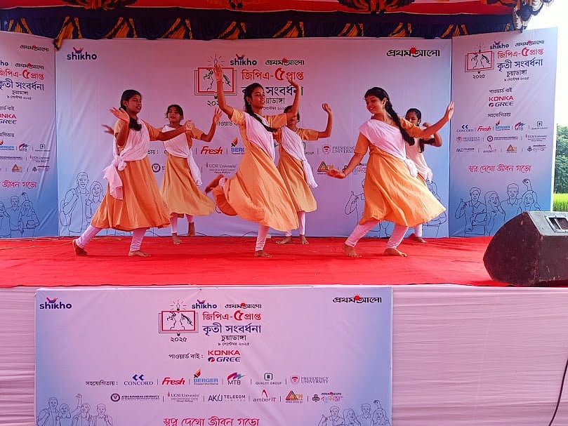 চুয়াডাঙ্গায় জিপিএ-৫ সংবর্ধনায় দলীয় নৃত্য পরিবেশন করে জেলা শিল্পকলা একাডেমি ও বন্ধুসভার সদস্যরাছবি: প্রথম আলো