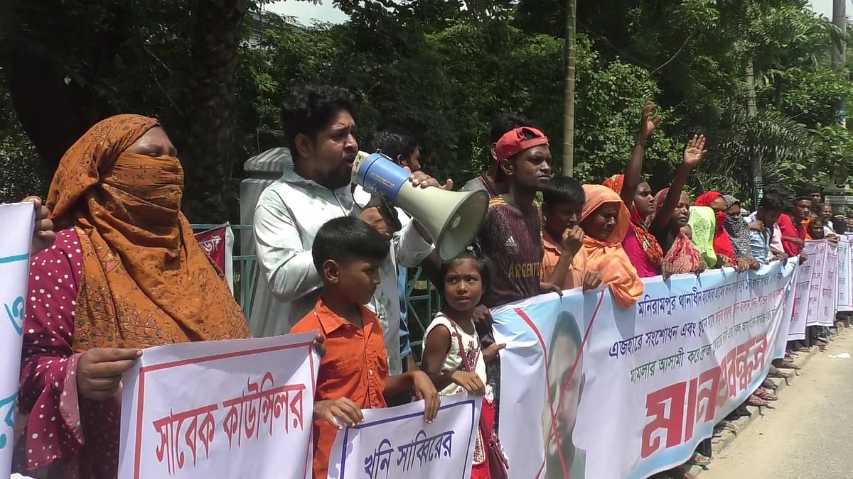 ভ্যানচালক মিন্টুকে কুপিয়ে হত্যার ঘটনায় জড়িতদের বিচার দাবিতে মানববন্ধন করেছেন এলাকাবাসী। আজ মঙ্গলবার বেলা ১২টার দিকে যশোর প্রেসক্লাবের সামনেছবি: প্রথম আলো
