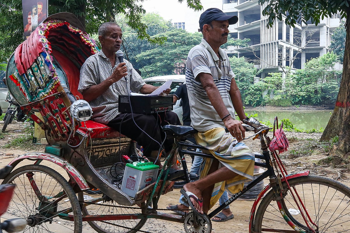 নির্বাচন সুষ্ঠু ও নির্বিঘ্ন করার জন্য ক্যাম্পাসে মাইকিং করে নির্দেশনা জানিয়ে দেওয়া হচ্ছে