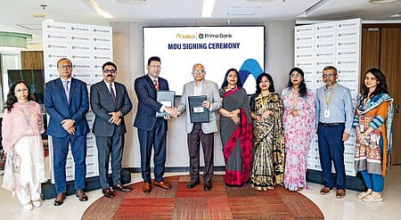 প্রাইম ব্যাংকের সিইও হাসান ও. রশীদ এবং আইসিডিডিআরবির নির্বাহী পরিচালক তাহমীদ আহমেদ নিজ নিজ প্রতিষ্ঠানের পক্ষে একটি চুক্তিতে সই করেনছবি: প্রাইম ব্যাংকের সৌজন্যে