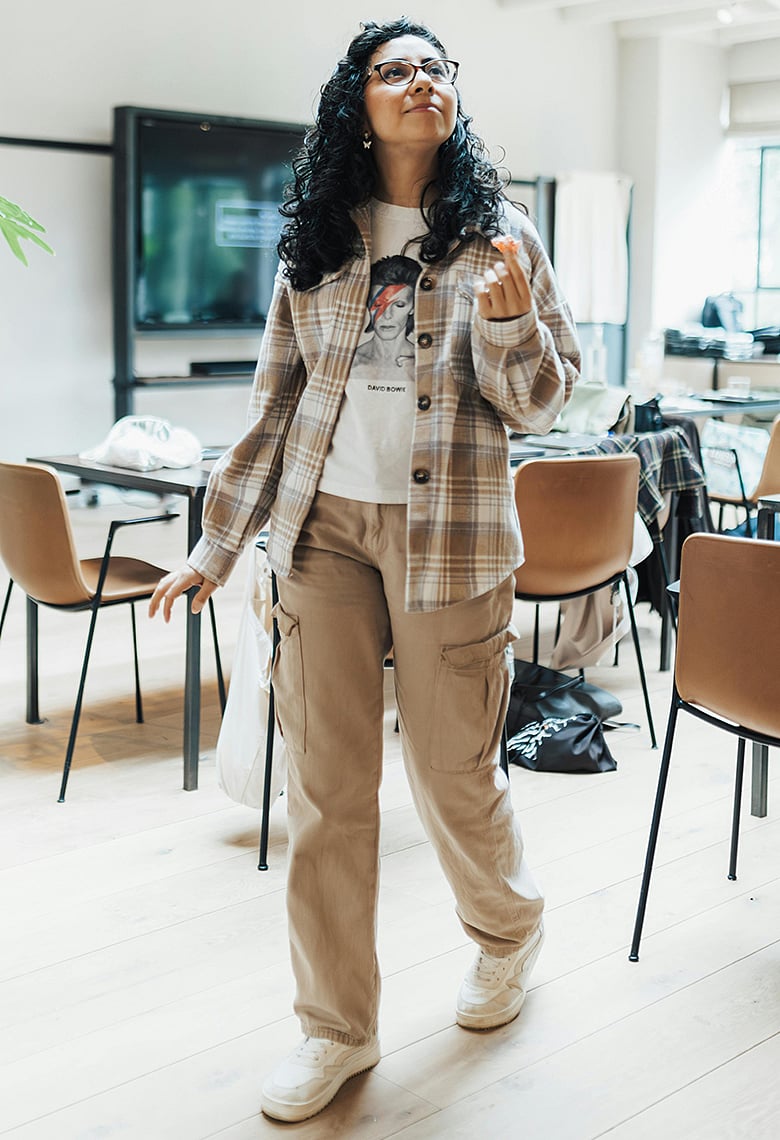 পার্ক কিংবা রাস্তায় যেতে পারছেন না? দেখুন কীভাবে ঘরের ভেতরেই দশ হাজার স্টেপ হাঁটবেন