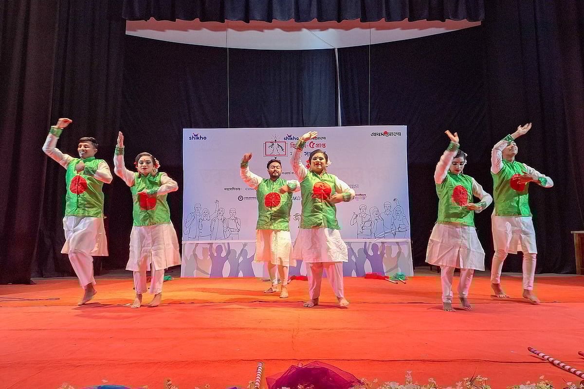 গানের সঙ্গে দলীয় নৃত্য পরিবেশন করেন পটুয়াখালী বন্ধুসভার বন্ধুরা। জেলা শিল্পকলা একাডেমি, পটুয়াখালী, ১০ সেপ্টেম্বরছবি: সাইয়ান