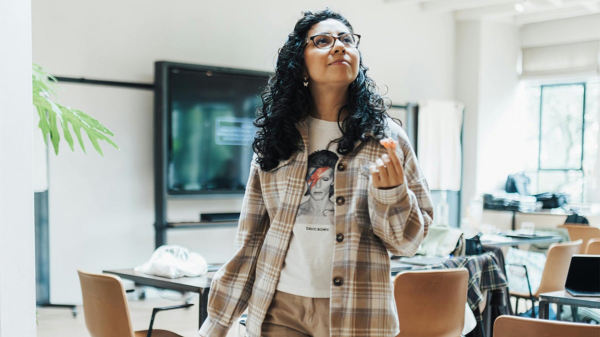 পার্ক কিংবা রাস্তায় যেতে পারছেন না? দেখুন কীভাবে ঘরের ভেতরেই দশ হাজার স্টেপ হাঁটবেন