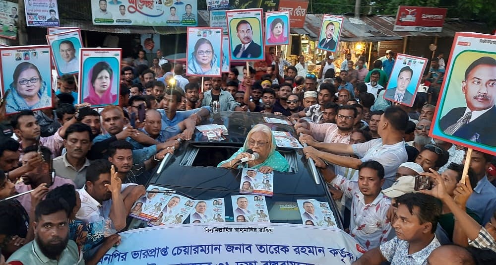 বরিশালের বাবুগঞ্জে স্থানীয় বিএনপি আয়োজিত পথসমাবেশে বক্তব্য দেন দলের স্থায়ী কমিটির সদস্য বেগম সেলিমা রহমান। বুধবার বিকেলেছবি: প্রথম আলো
