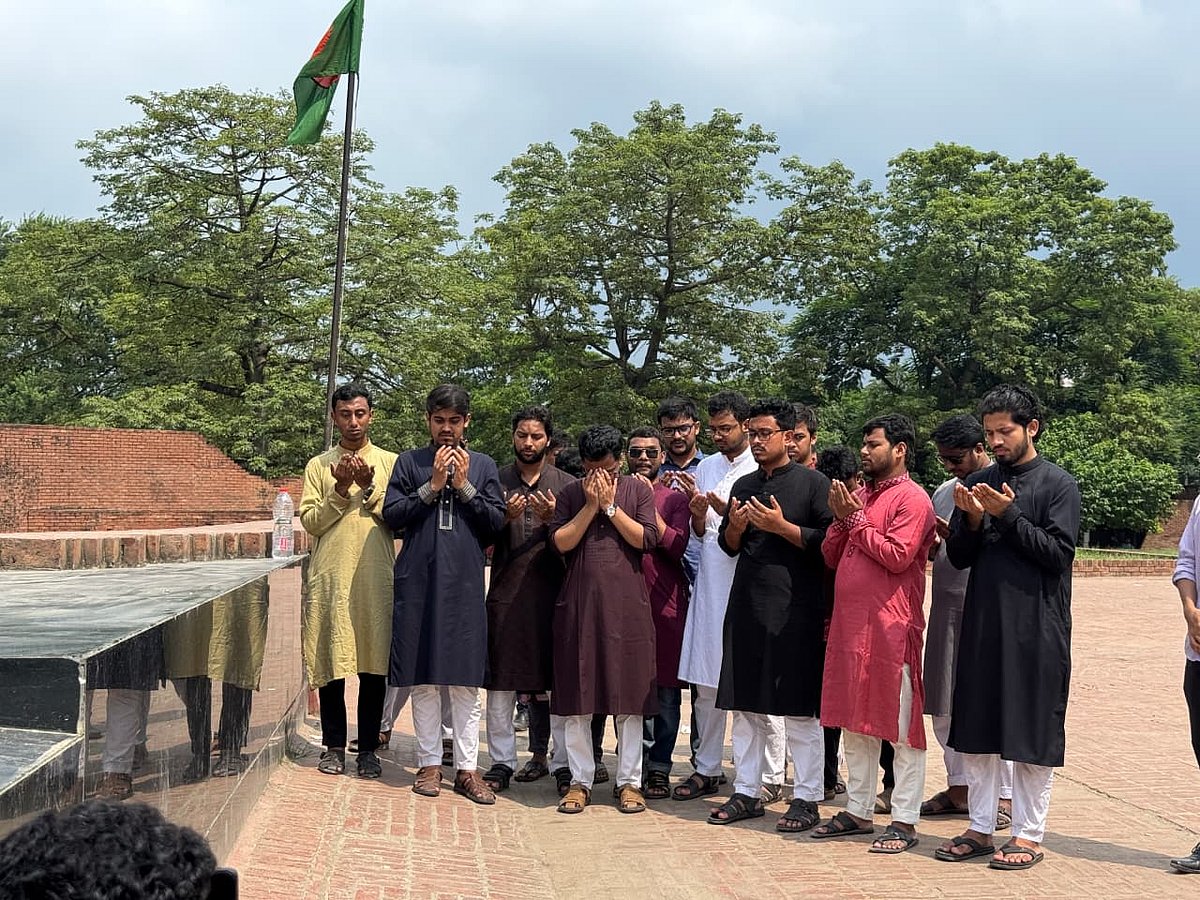 রাজধানীর রায়েরবাজারের শহীদ বুদ্ধিজীবী স্মৃতিসৌধে গিয়ে দোয়া ও মোনাজাত করেন ঢাকা বিশ্ববিদ্যালয় কেন্দ্রীয় ছাত্র সংসদ (ডাকসু) নির্বাচনে জয়ী ছাত্রশিবির-সমর্থিত প্যানেলের নেতারা