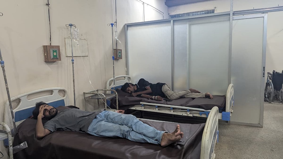 চট্টগ্রাম বিশ্ববিদ্যালয়ের অনশনরত অসুস্থ শিক্ষার্থীদের চিকিৎসাকেন্দ্রে চিকিৎসা দেওয়া হচ্ছে। বৃহস্পতিবার রাত ১১টায়ছবি: প্রথম আলো