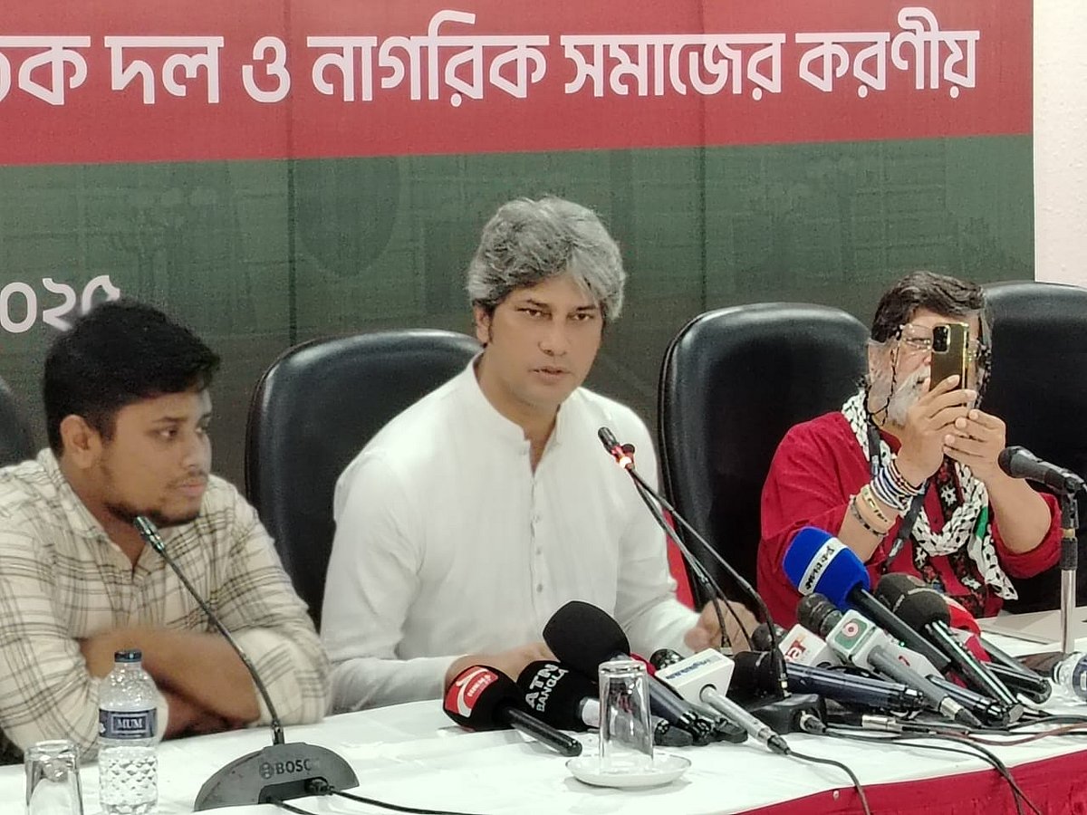 রাজধানীর সিরডাপ মিলনায়তনে আয়োজিত মতবিনিময় সভায় গণসংহতি আন্দোলনের প্রধান সমন্বয়কারী জোনায়েদ সাকি (মাঝে)। আজ বৃহস্পতিবারছবি: প্রথম আলো