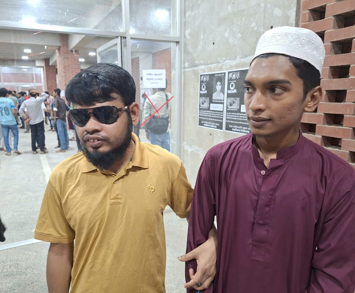জাহাঙ্গীরনগর বিশ্ববিদ্যালয়ের শহীদ তাজউদ্দীন আহমদ হলে ভোট দিয়েছেন দৃষ্টিপ্রতিবন্ধী আইয়ুব আলী। আজ বৃহস্পতিবার বেলা ১১টার দিকেছবি: প্রথম আলো