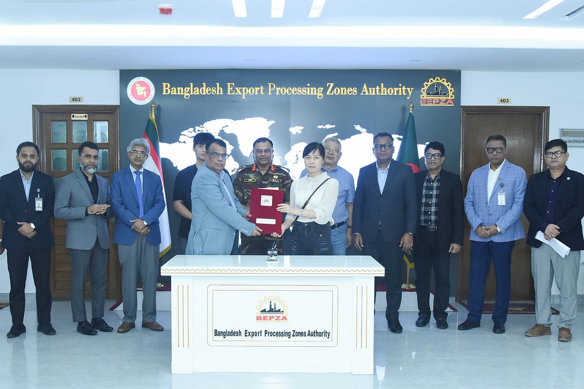 বাংলাদেশ রপ্তানি প্রক্রিয়াকরণ এলাকা কর্তৃপক্ষের (বেপজা) সদস্য মো. আশরাফুল কবীর এবং ডিরেকশন টেকনোলজির এমডি লি ফানফান গত বৃহস্পতিবার নিজ নিজ প্রতিষ্ঠানের পক্ষে একটি চুক্তিতে সই করেন। এ সময় বেপজার নির্বাহী চেয়ারম্যান মেজর জেনারেল আবুল কালাম মোহাম্মদ জিয়াউর রহমান; সদস্য আবদুল্লাহ আল মামুন ও আ ন ম ফয়জুল হক; নির্বাহী পরিচালক মো. তানভীর হোসেন, এ এস এম আনোয়ার পারভেজ ও মো. খুরশিদ আলম এবং ডিরেকশন টেকনোলজির প্রতিনিধিরা উপস্থিত ছিলেনছবি: বেপজার সৌজন্যে