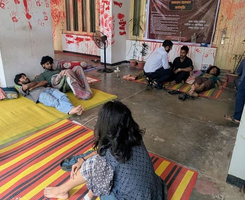 চট্টগ্রাম বিশ্ববিদ্যালয়ের অনশন করা ৯ শিক্ষার্থীর শারিরীক অবস্থার অবনতি হয়েছে। আজ শুক্রবার বেলা ১১টার দিকে প্রক্টর কার্যালয়ের সামনেছবি: প্রথম আলো