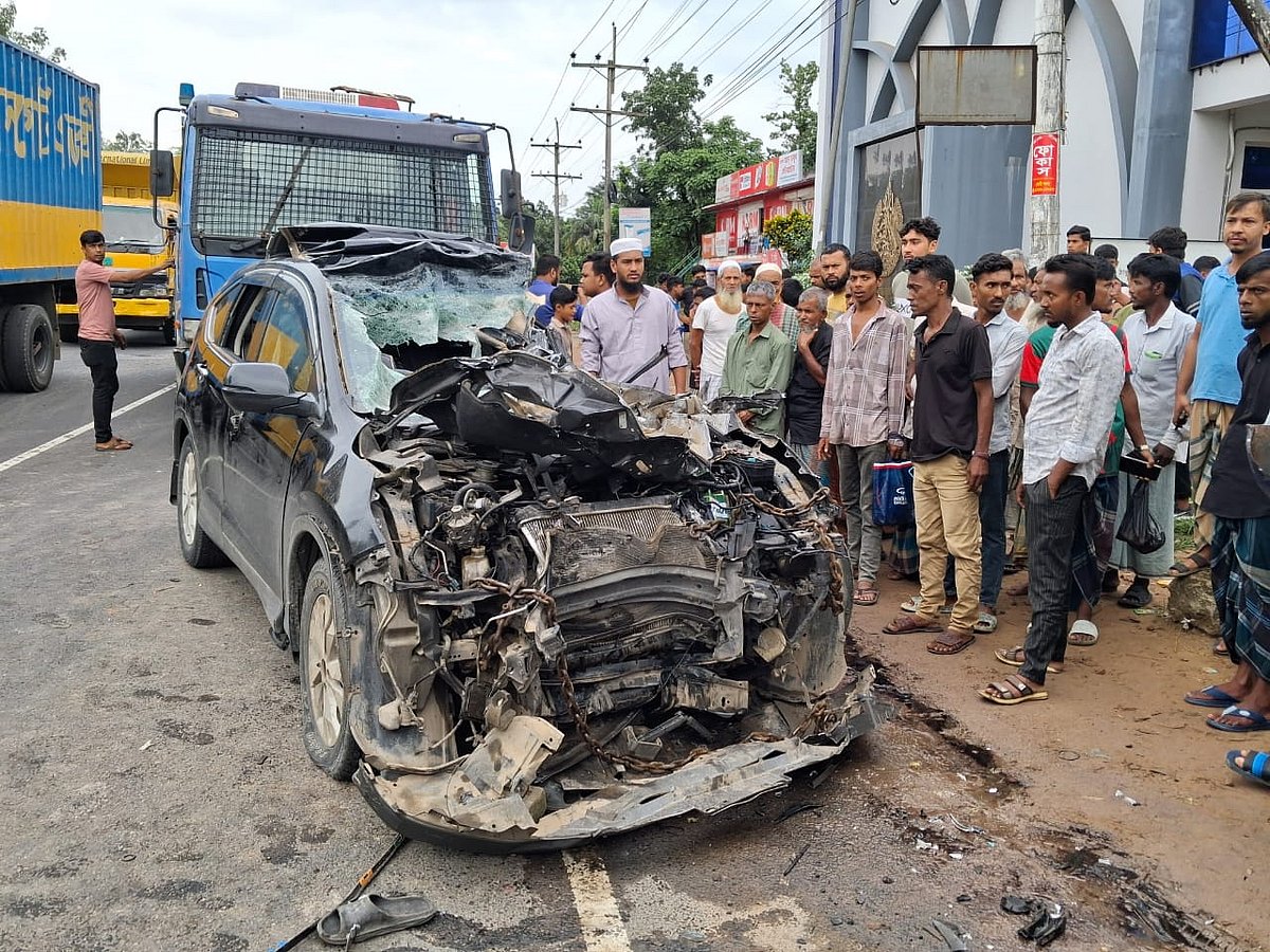 কাভার্ডভ্যানের পেছনে ধাক্কা দেওয়ার পর দুমড়েমুচড়ে যায় চট্টগ্রামমুখী ব্যক্তিগত যানবাহনটি। দুর্ঘটনায় ঘটনাস্থলেই দুজন নিহত হন। আজ সকালে মিরসরাইয়ের ঠাকুরদিঘি এলাকায়ছবি: প্রথম আলো