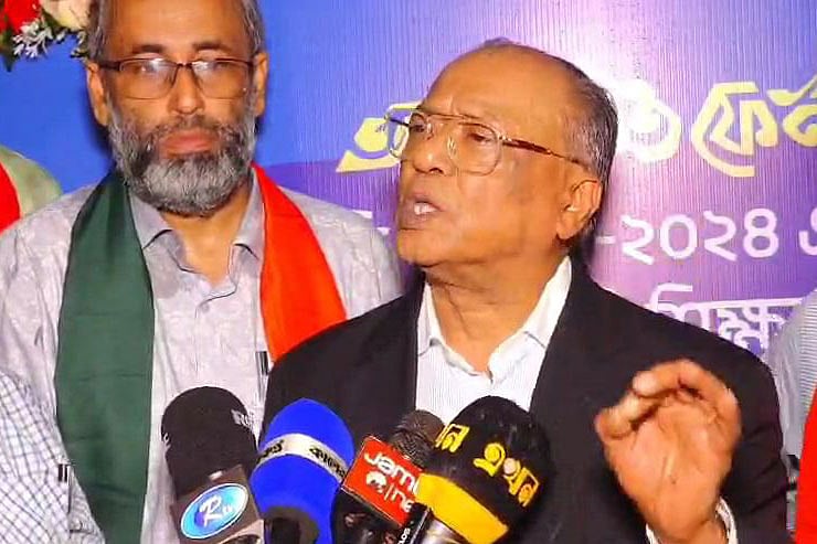‘আলোকিত ফেনী’ আয়োজিত বৃত্তি প্রদান অনুষ্ঠানে প্রধান অতিথির বক্তব্য শেষে সাংবাদিকদের সঙ্গে কথা বলেন আবদুল আউয়াল মিন্টু। আজ সন্ধ্যায়ছবি: প্রথম আলো
