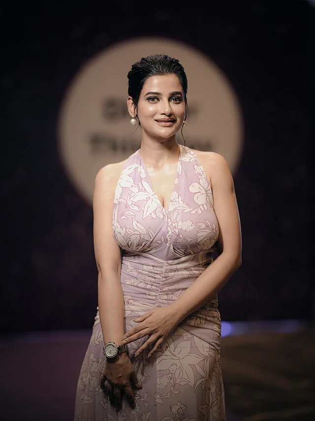 বডিকন কাটের ড্রেসটি এই আকর্ষণীয় ফিগারের অভিনেত্রীকে দারুণ ফিট করেছে