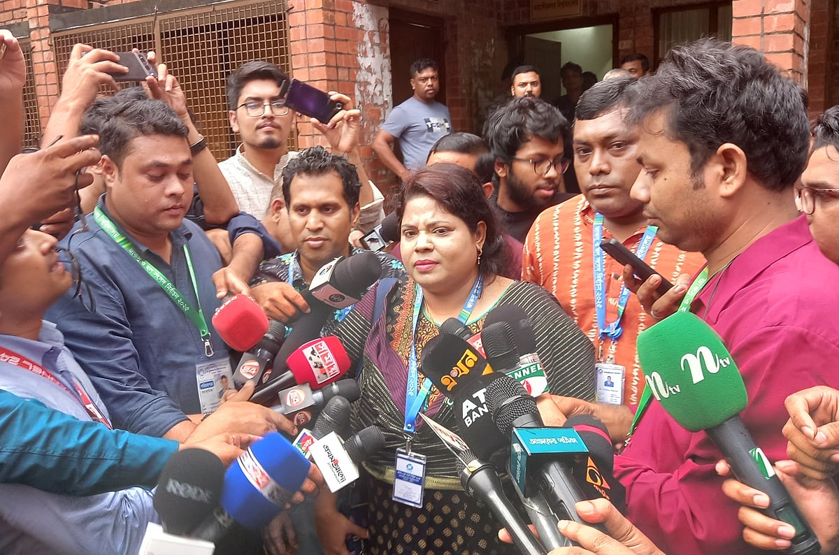 জরুরি সংবাদ সম্মেলনে কথা বলেন জাহাঙ্গীরনগর বিশ্ববিদ্যালয়ের নওয়াব ফয়জুন্নেসা হল কেন্দ্রের রিটার্নিং কর্মকর্তা অধ্যাপক সুলতানা আক্তার। আজ শুক্রবার বিকেল সাড়ে চারটার দিকে বিশ্ববিদ্যালয়ের পুরাতন কলাভবনের সামনেছবি: শামসুজ্জামান