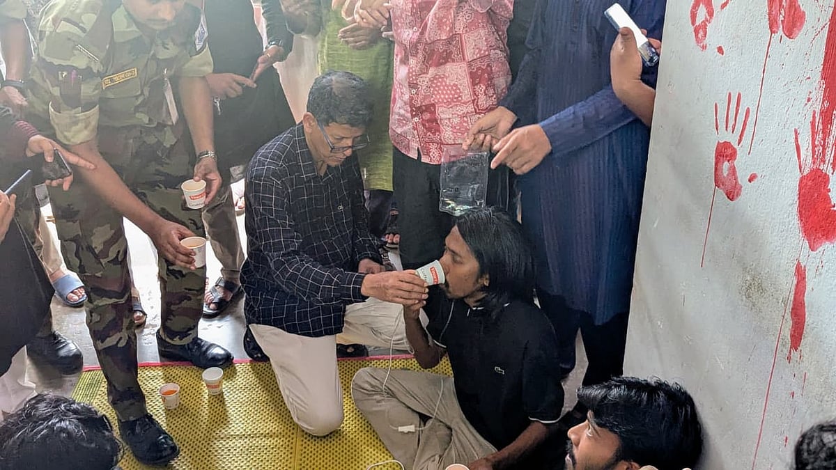 ৫২ ঘণ্টা পর উপাচার্যের আশ্বাসে অনশন ভাঙলেন ৯ শিক্ষার্থী। আজ শুক্রবার বিকেল পাঁচটার দিকে প্রক্টর কার্যালয়ের সামনেছবি: প্রথম আলো