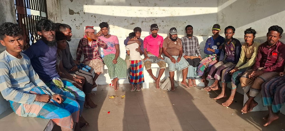 শাহপরীর দ্বীপ জেটিতে কোস্টগার্ডের হেফাজতে নেওয়া হয় জেলেদের। গতকাল বিকেলে।ছবি: প্রথম আলো