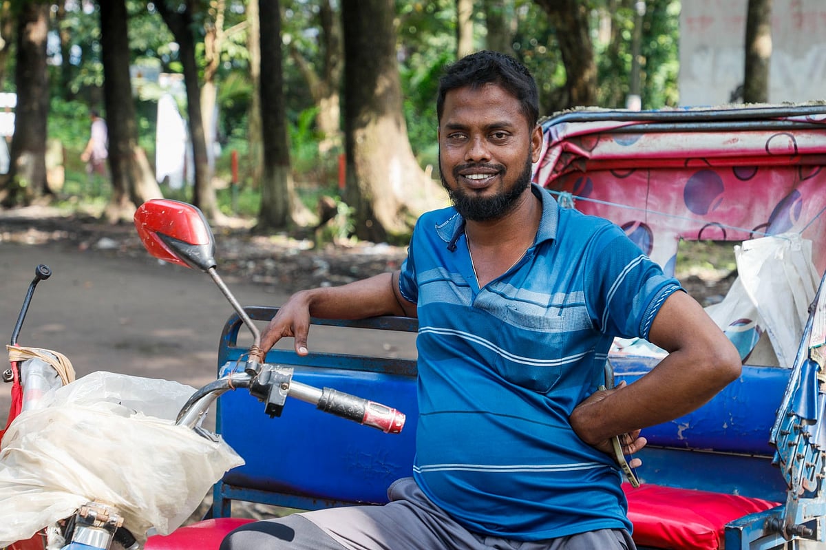 সংঘর্ষে আহত চট্টগ্রাম বিশ্ববিদ্যালয়ের ৮৩ শিক্ষার্থীকে বিনা ভাড়ায় চিকিৎসাকেন্দ্রে নিয়ে যান রিকশাচালক মোহাম্মদ রুবেল হোসেন। গতকাল বৃহস্পতিবার দুপুরে কলা ও মানববিদ্যা অনুষদের ঝুপড়িতেছবি: সৌরভ দাশ